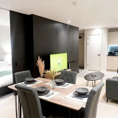 Central Manchester Luxury 2 Bed Apartment With Balcony-3